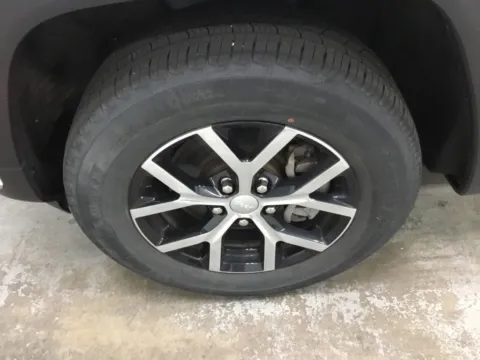 More photos of 2023 Jeep Grand Cherokee L Limited at Gregg Young Abrams Chrysler Dodge Jeep Ram, WI