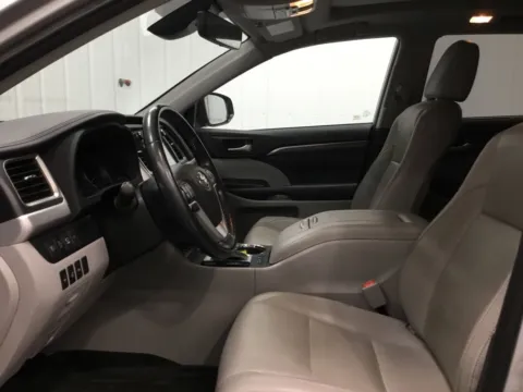 More photos of 2019 Toyota Highlander Limited Platinum at Gregg Young Abrams Chrysler Dodge Jeep Ram, WI