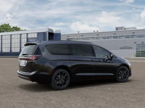 More photos of 2027 Chrysler Pacifica Limited at Gregg Young Abrams Chrysler Dodge Jeep Ram, WI