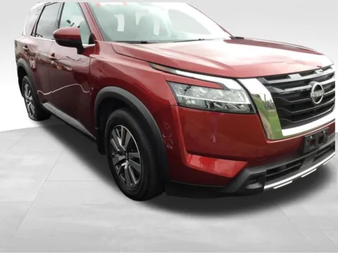 More photos of 2023 Nissan Pathfinder SL at Gregg Young Abrams Chrysler Dodge Jeep Ram, WI