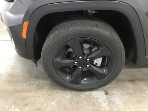 More photos of 2023 Jeep Grand Cherokee Altitude X at Gregg Young Abrams Chrysler Dodge Jeep Ram, WI