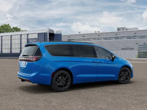 More photos of 2027 Chrysler Pacifica Limited at Gregg Young Abrams Chrysler Dodge Jeep Ram, WI