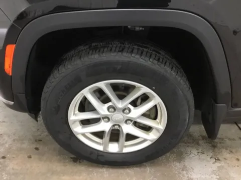 More photos of 2023 Jeep Grand Cherokee L Laredo at Gregg Young Abrams Chrysler Dodge Jeep Ram, WI