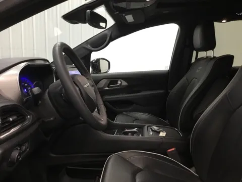 More photos of 2023 Chrysler Pacifica Limited at Gregg Young Abrams Chrysler Dodge Jeep Ram, WI