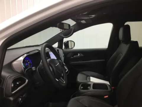 More photos of 2026 Chrysler Pacifica Select at Gregg Young Abrams Chrysler Dodge Jeep Ram, WI