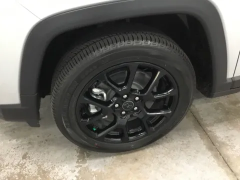 More photos of 2026 Jeep Compass Latitude at Gregg Young Abrams Chrysler Dodge Jeep Ram, WI