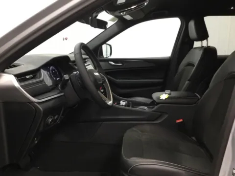 More photos of 2025 Jeep Grand Cherokee Altitude X at Gregg Young Abrams Chrysler Dodge Jeep Ram, WI