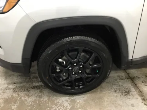 More photos of 2025 Jeep Compass Latitude at Gregg Young Abrams Chrysler Dodge Jeep Ram, WI