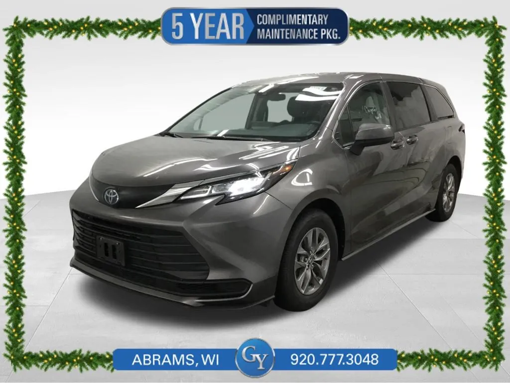 2023 Toyota Sienna LE's photo