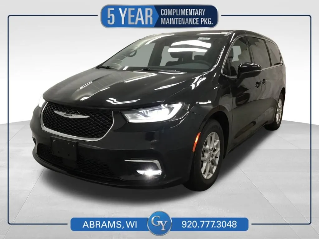 2023 Chrysler Pacifica Touring's photo