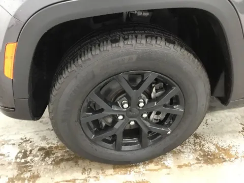 More photos of 2024 Jeep Grand Cherokee L Altitude at Gregg Young Abrams Chrysler Dodge Jeep Ram, WI