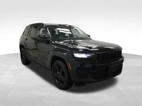 Another view of 2023 Jeep Grand Cherokee Altitude X for sale in Newton, IA at Gregg Young Cadillac of Newton