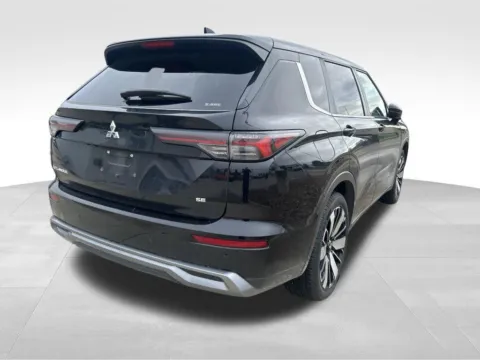 More photos of 2025 Mitsubishi Outlander SE at Gregg Young Cadillac of Newton, IA