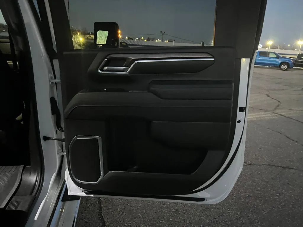 2024 Chevrolet Silverado 2500HD LT photo 4