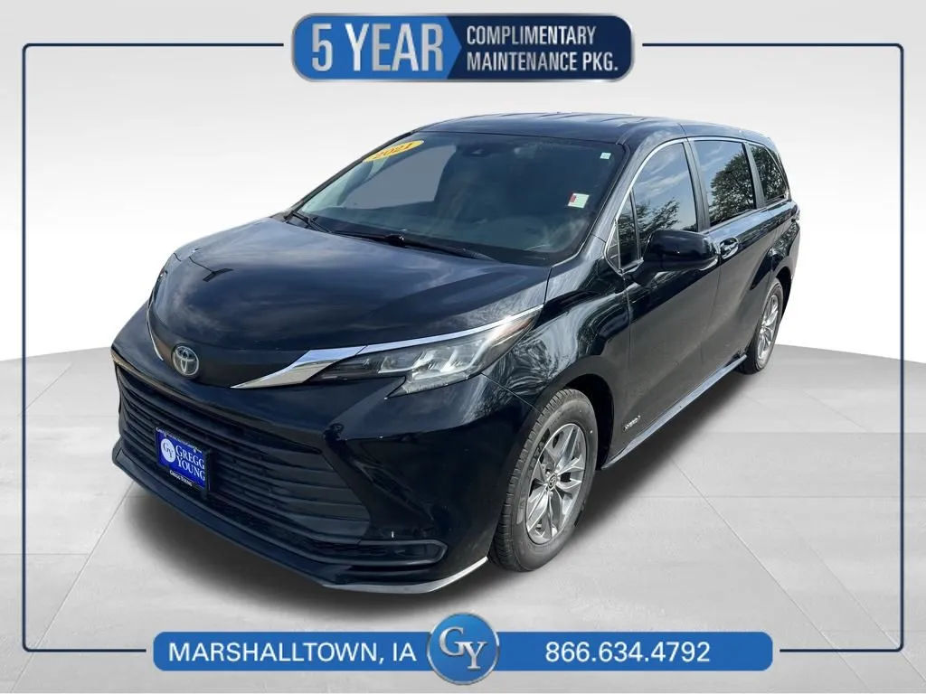2021 Toyota Sienna LE's photo