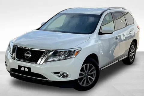 White 2016 Nissan Pathfinder SV for sale in Marshalltown, IA