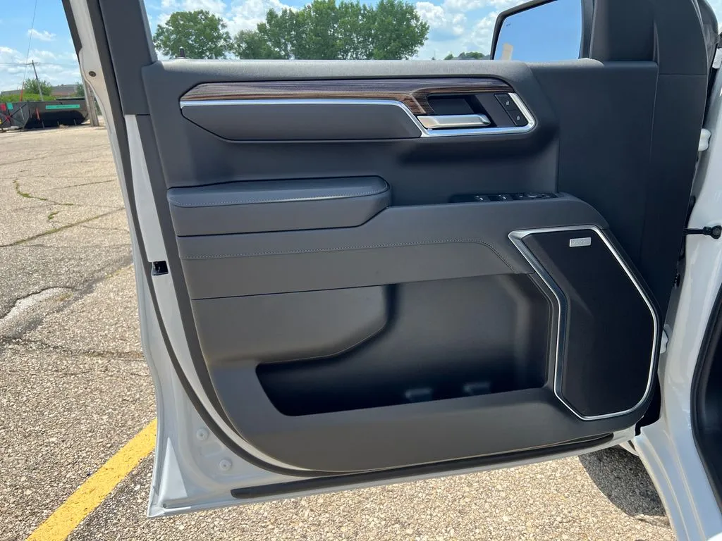 2025 Chevrolet Silverado 1500 RST photo 4