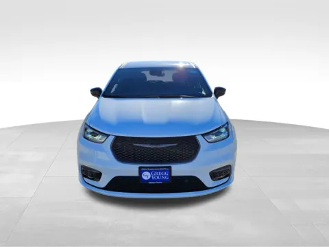 Photos of 2026 Chrysler Pacifica Select for sale in Plattsmouth, NE at Gregg Young of Plattsmouth