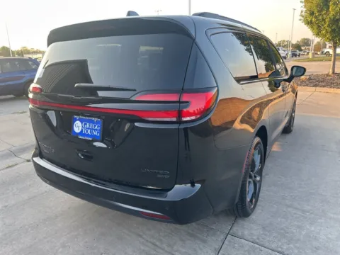 More photos of 2026 Chrysler Pacifica Limited at Gregg Young of Atlantic, IA