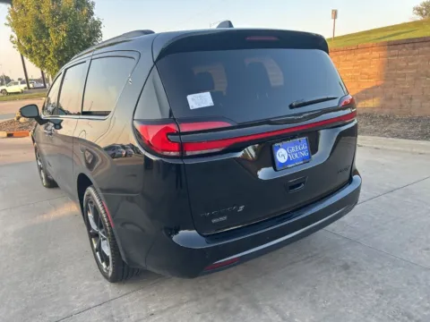 Another view of 2026 Chrysler Pacifica Limited for sale in Atlantic, IA at Gregg Young of Atlantic