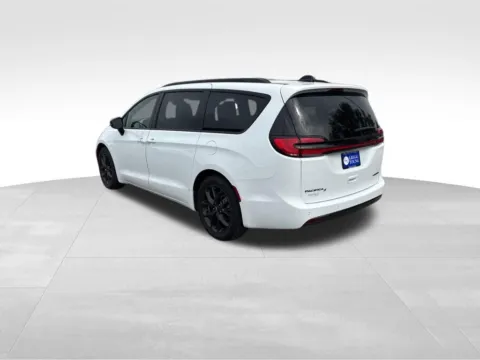 More photos of 2025 Chrysler Pacifica Limited at Gregg Young Chrysler Dodge Jeep Ram of Atlantic, IA
