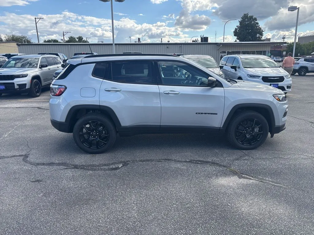 2026 Jeep Compass Latitude photo 3