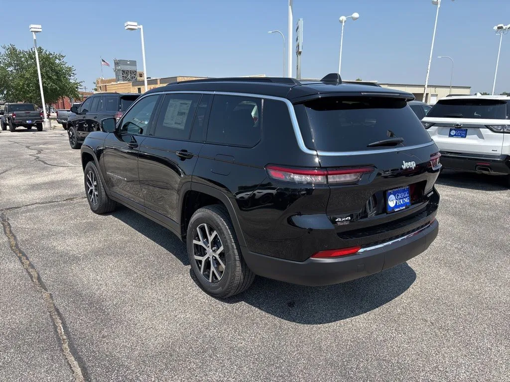 2025 Jeep Grand Cherokee Limited photo 2