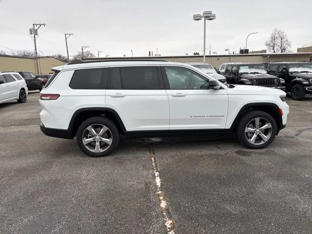 2025 Jeep Grand Cherokee Limited photo 2