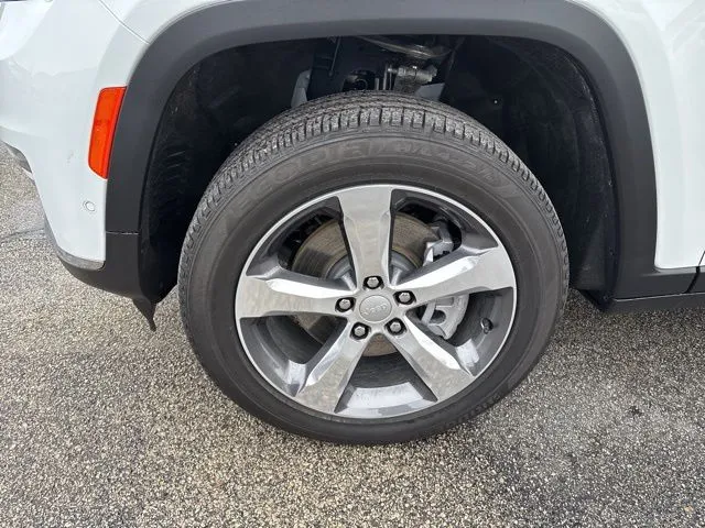 2025 Jeep Grand Cherokee Limited photo 3