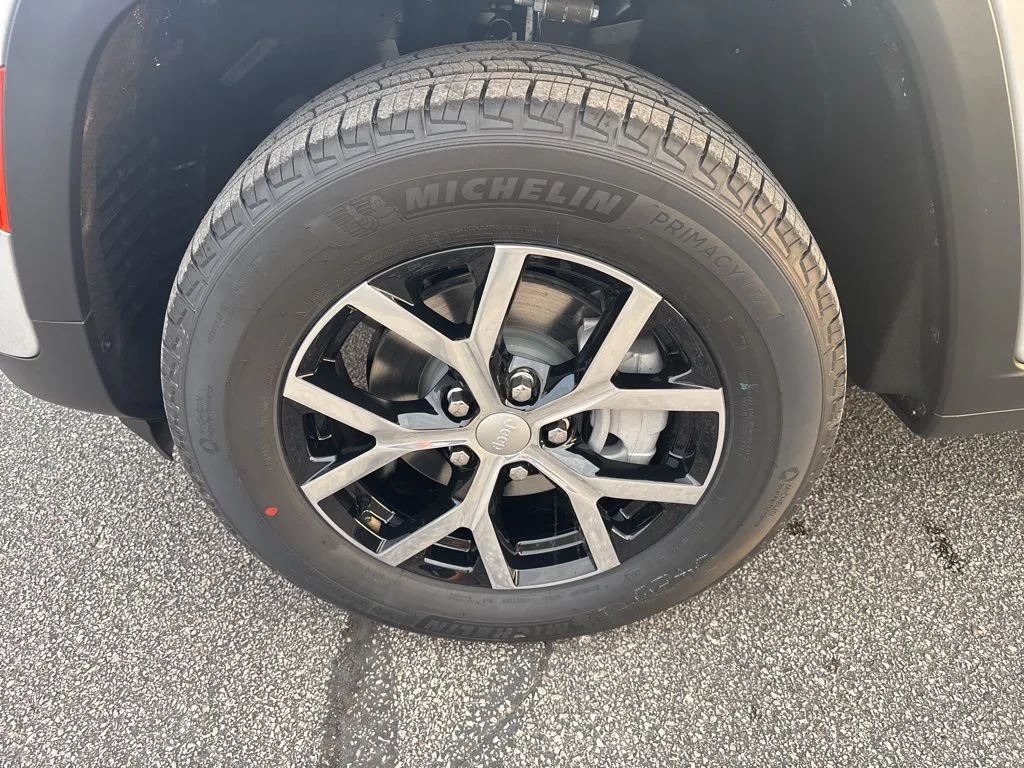 2025 Jeep Grand Cherokee Limited photo 4