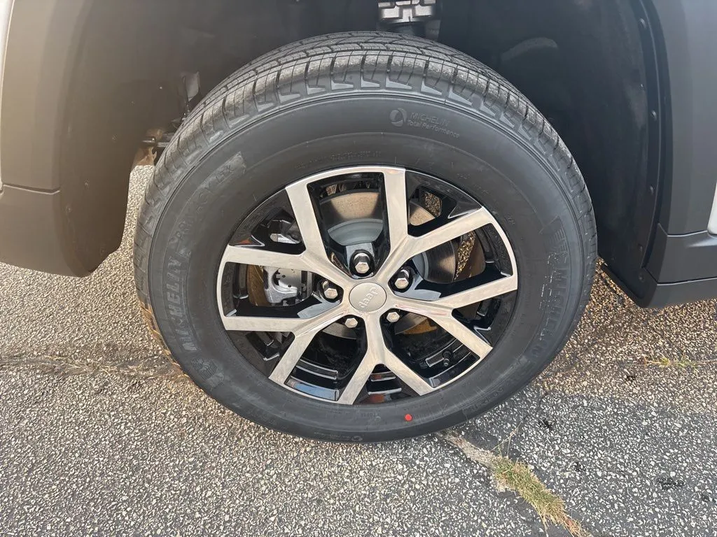 2025 Jeep Grand Cherokee Limited photo 3