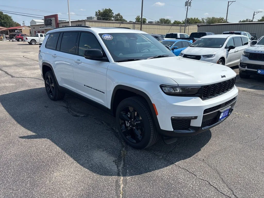 2025 Jeep Grand Cherokee Limited photo 3