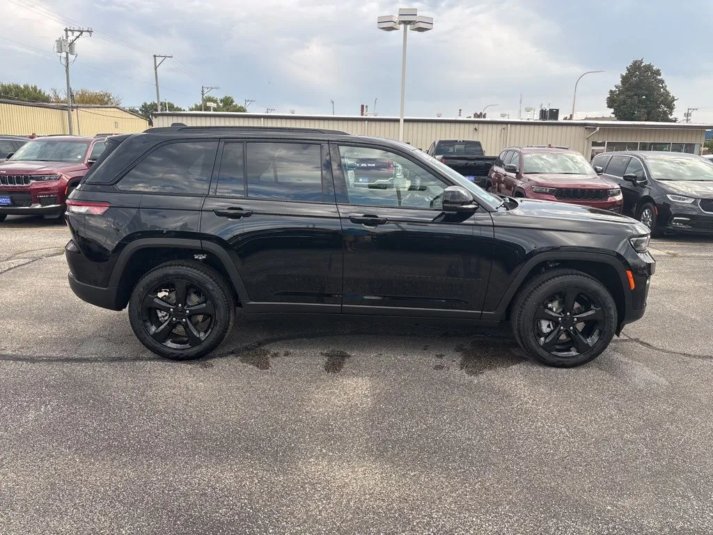 2025 Jeep Grand Cherokee Limited photo 3