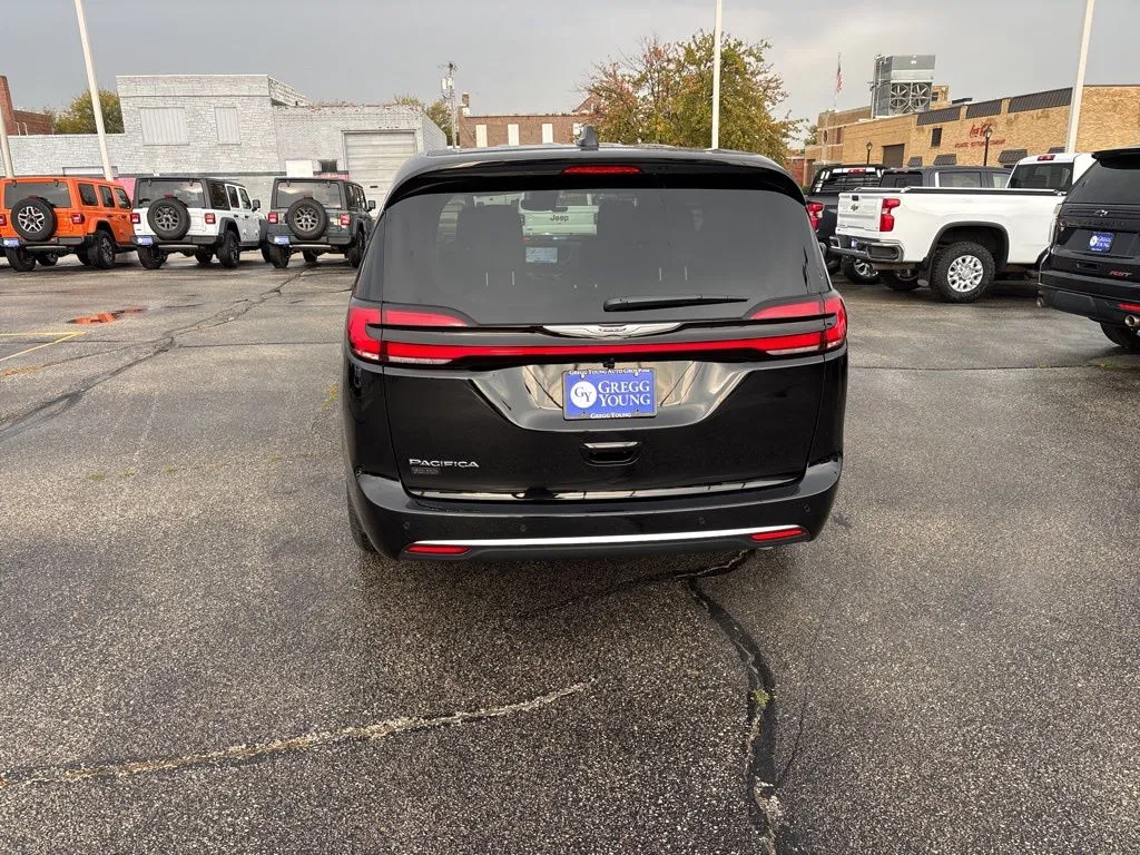 2026 Chrysler Pacifica photo 2