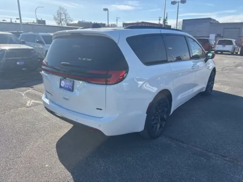 More photos of 2026 Chrysler Pacifica Select at Gregg Young of Atlantic, IA
