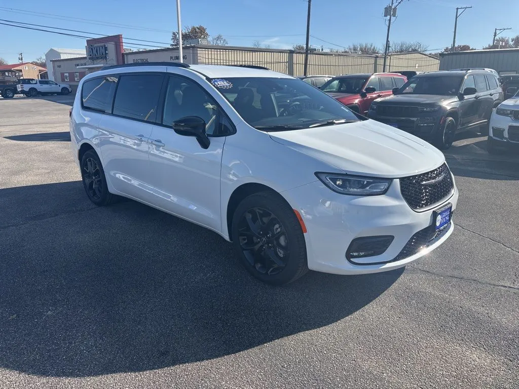 2026 Chrysler Pacifica photo 2