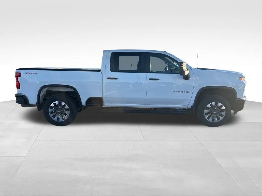 2022 Chevrolet Silverado 2500HD Custom photo 2
