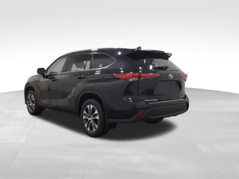 Photos of 2022 Toyota Highlander XLE for sale in Hortonville, WI at Gregg Young Hortonville Ford