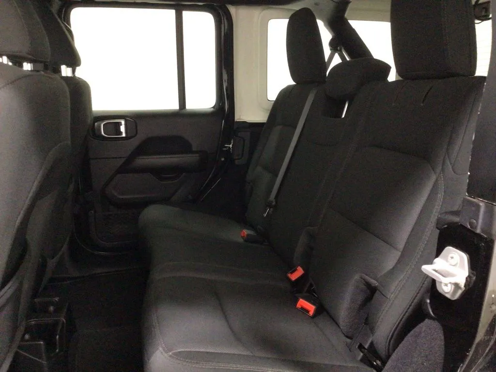 2020 Jeep Wrangler Unlimited Sahara - Photo 20