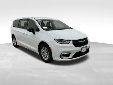 More photos of 2025 Chrysler Pacifica Select at Gregg Young Hortonville Ford, WI
