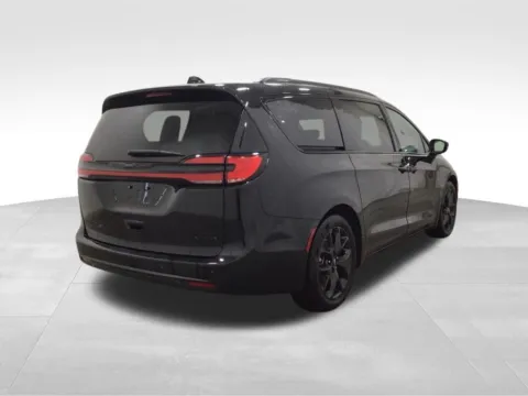 More photos of 2025 Chrysler Pacifica Limited at Gregg Young Hortonville Ford, WI