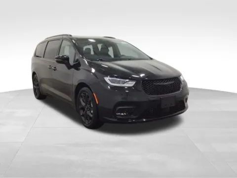 More photos of 2025 Chrysler Pacifica Limited at Gregg Young Hortonville Ford, WI
