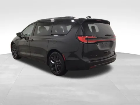 Another view of 2025 Chrysler Pacifica Limited for sale in Hortonville, WI at Gregg Young Hortonville Ford