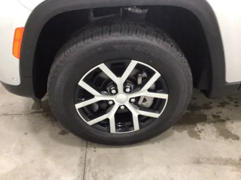 More photos of 2024 Jeep Grand Cherokee Limited at Gregg Young Hortonville Ford, WI