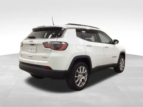 More photos of 2023 Jeep Compass Latitude Lux at Gregg Young Hortonville Ford, WI