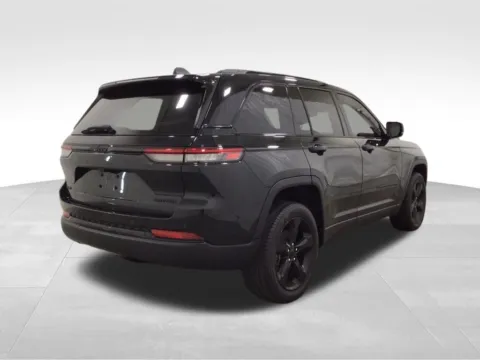 More photos of 2023 Jeep Grand Cherokee Limited at Gregg Young Hortonville Ford, WI