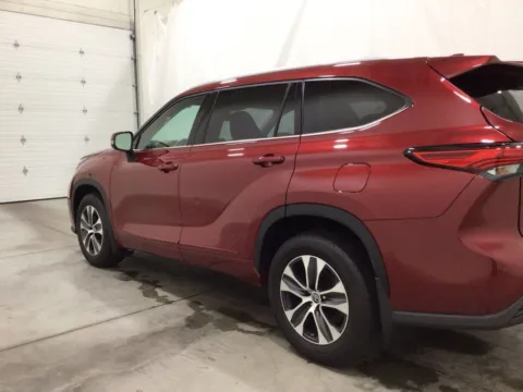 Another view of 2022 Toyota Highlander XLE for sale in Hortonville, WI at Gregg Young Hortonville Ford