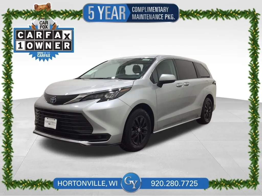 2024 Toyota Sienna LE's photo