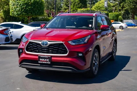 More photos of 2022 Toyota Highlander Hybrid XLE at Maxx Autos Plus Puyallup, WA