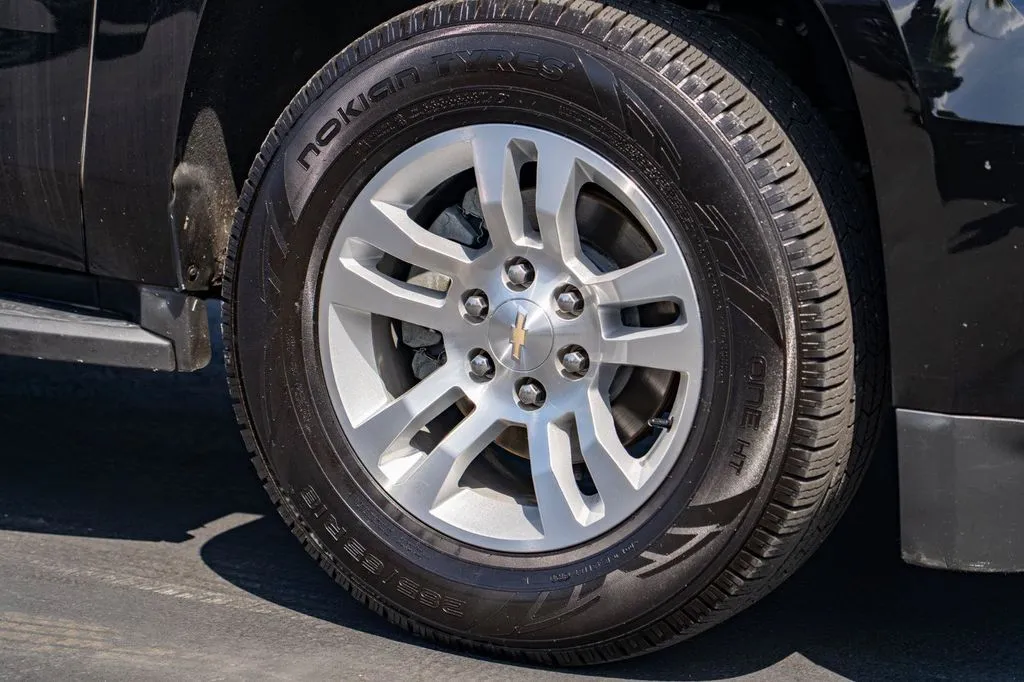 Chevrolet Suburban photo 8